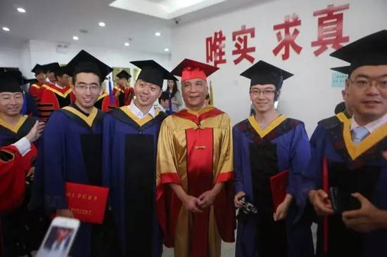 学位授予仪式结束后，同学们争着和丁仲礼校长合影