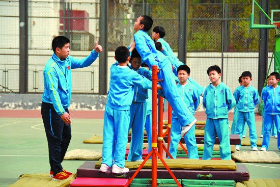 北京市史家小学学生在练习单杠。史家小学供图