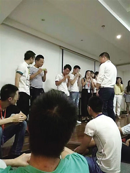装修公司员工被罚当众吃生苦瓜 本组图片由受访者供图