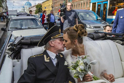 84岁俄罗斯演员与年仅24岁女友喜结良缘