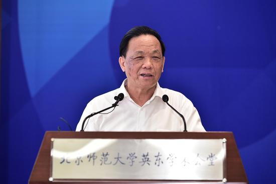 国务院研究室原主任、北京师范大学中国社会管理研究院/社会学院院长
魏礼群主持开幕式和发表主旨演讲