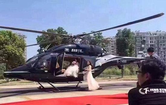 双语：上海土豪直升机迎亲造成交通堵塞