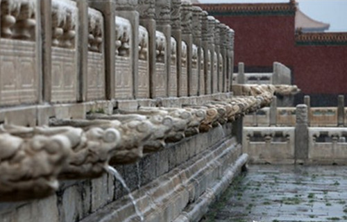 双语：故宫为何不怕暴雨侵袭