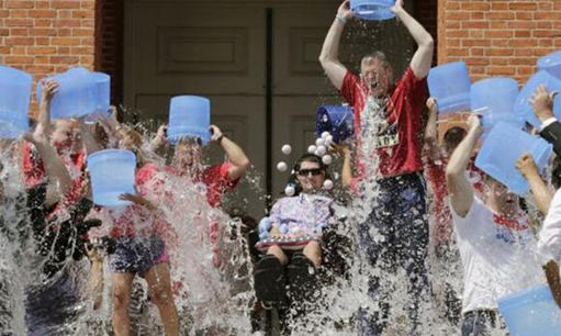 双语：冰桶挑战为“渐冻症”研究筹集资金