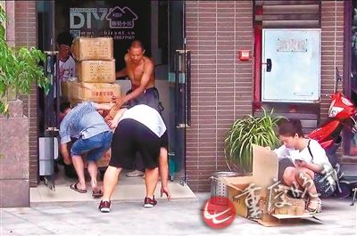 学生们和重庆棒棒一起干活