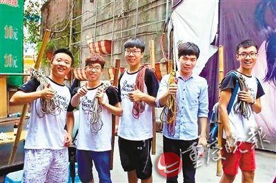 大学生们来到重庆，背起棒棒，体验生活