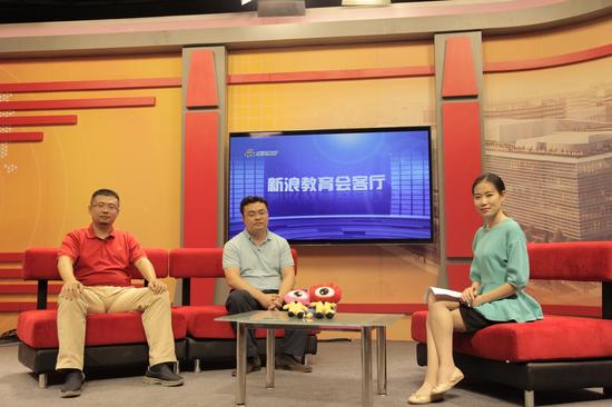 京翰教育副总裁姜振鹏和 学习宝总裁 黄涌涛在新浪演播室