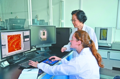 张俐娜和索菲亚在实验室里。