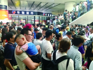 随着各大高校开学临近,昨日,北京各火车站迎来暑运客流高峰。记者在北京南站看到,由于客流较多,站内工作人员不停用喇叭广播,疏导年轻或无大包行李旅客从西侧楼梯进出站。每年8月份是高校新生和家长集中到达的高峰期,各火车站客流较大,建议有出行计划的旅客提前出门,合理安排行程。 北京晨报记者 曹晶瑞/文 王巍/摄