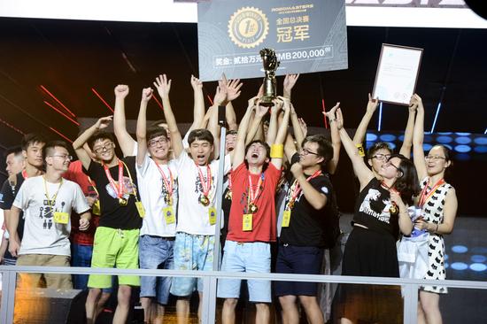 电子科技大学队举起总冠军奖杯