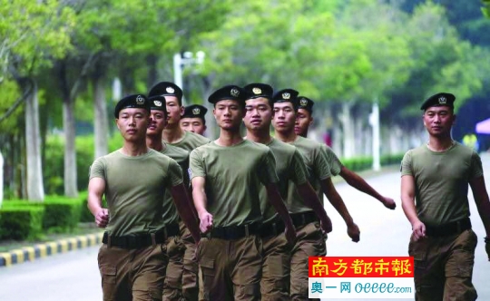 校卫队穿新制服操练。