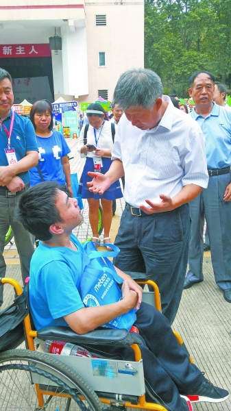 右图:武大党委书记和新生一起。
