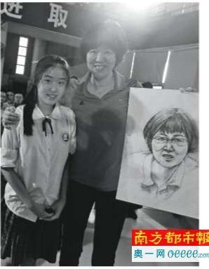 见面会结束时，郎平收到学生送给她的素描画像，很是开心。 南都记者 马强 摄