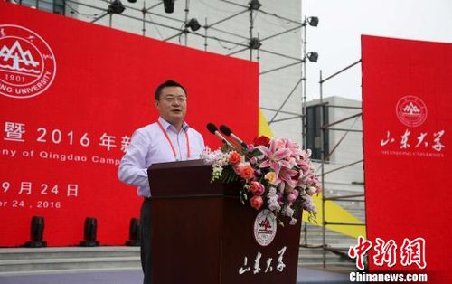 山东大学校长张荣在仪式上以“新起点、新希望、新辉煌”为主题寄语2016级新生。 胡耀杰 摄