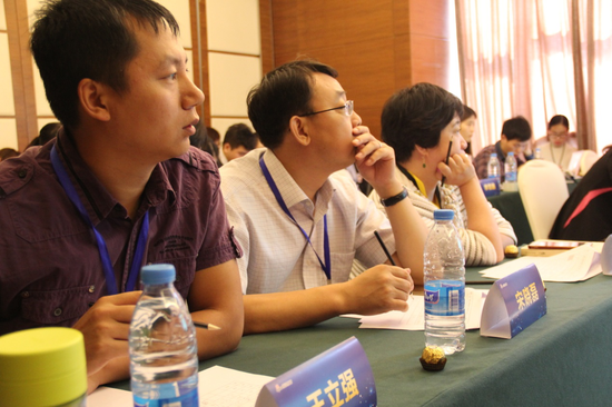评委认真聆听选手说课