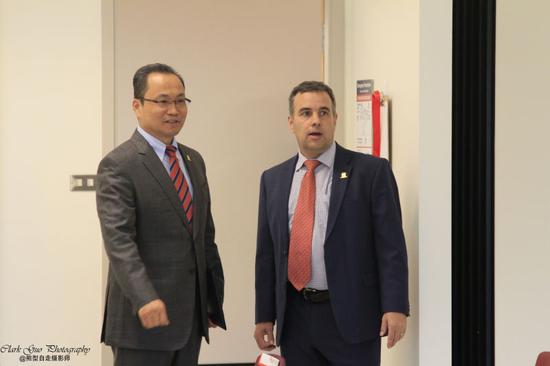 左:枫叶教育集团董事长,右:甘露枫叶学校校长