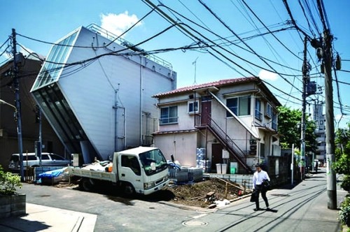 由于法律允许业主自由改建重建房屋，在东京的居民区中出现形状怪异的建筑不足为奇。