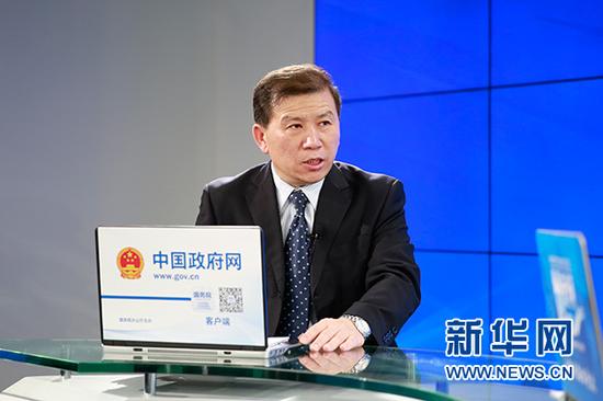 一年一度的国家公务员招考备受瞩目,国考招考公告已于10月13日发布。10月18日,国家公务员局考试录用司副司长彭忠宝做客新华网解读2017年度中央机关及其直属机构考试录用公务员工作。新华网 夏添 摄