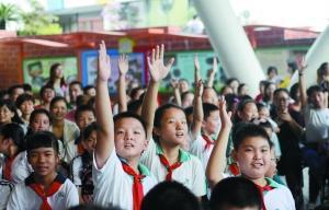 現(xiàn)場(chǎng)的“羊城小主人”們踴躍舉手發(fā)言。信息時(shí)報(bào)記者 徐敏 攝