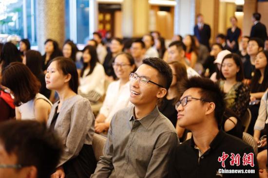 资料图:为了使留学生群体尽快适应在美生活,并为之提供有针对性的指导和帮助,中国驻纽约总领馆专门举办了以安全教育为主题的新生见面会。 中新社记者 廖攀 摄