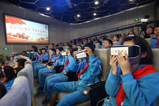学生利用VR设备“重走长征路”