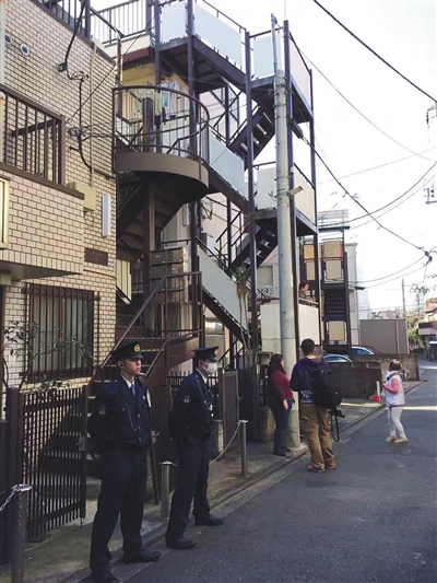11月5日下午，警察守在东京中野区江歌住所门口。受访者供图