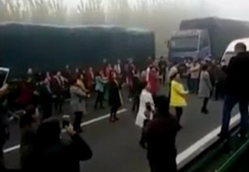 别样风景：高速路堵车6小时大妈跳起广场舞