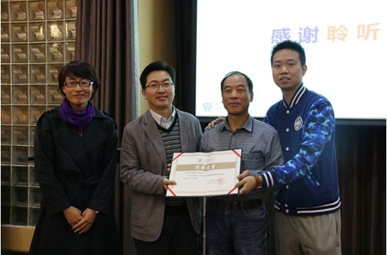 获奖项目组成员与靳玉英教授、滁菊研究所龚所长合影留念