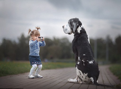 大狗狗和小朋友:摄影师捕捉可爱照片(双语)|大