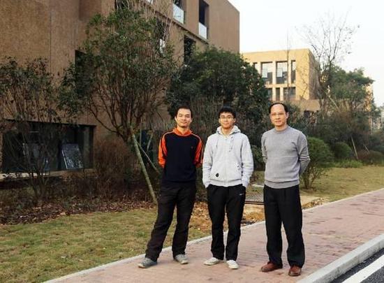 胡樑栋、连丁坤和他们的导师刘全慧教授(右一)