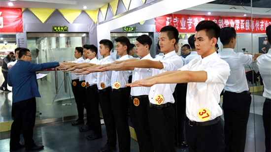 考场内气氛紧张严肃