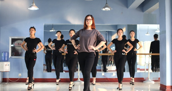 老师带领学生们进行T台练习