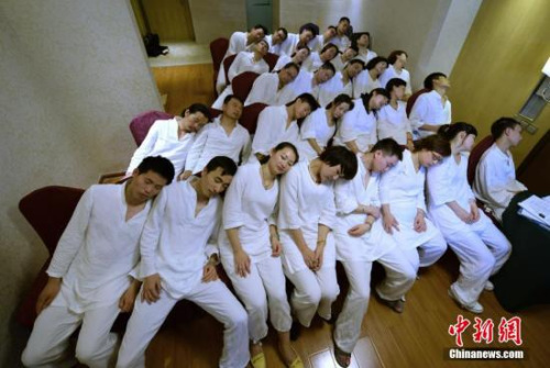 资料图：长沙某睡眠班，首批报名的学员均为“白领”阶层，优质的睡眠或有助于缓解他们平日的工作压力。中新社发 杨华峰 摄