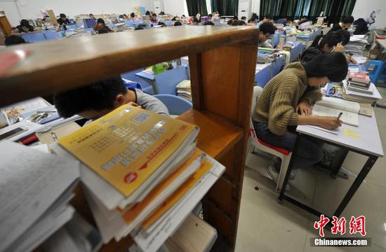 “考研大军”们正在进行最后的冲刺。 张斌 摄