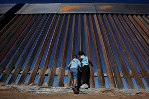 特朗普誓言防非法移民入境 美墨边境篱笆变高墙