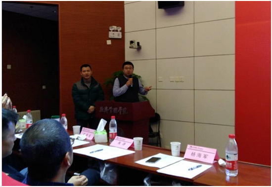 图2：参赛团队与评委间热烈讨论