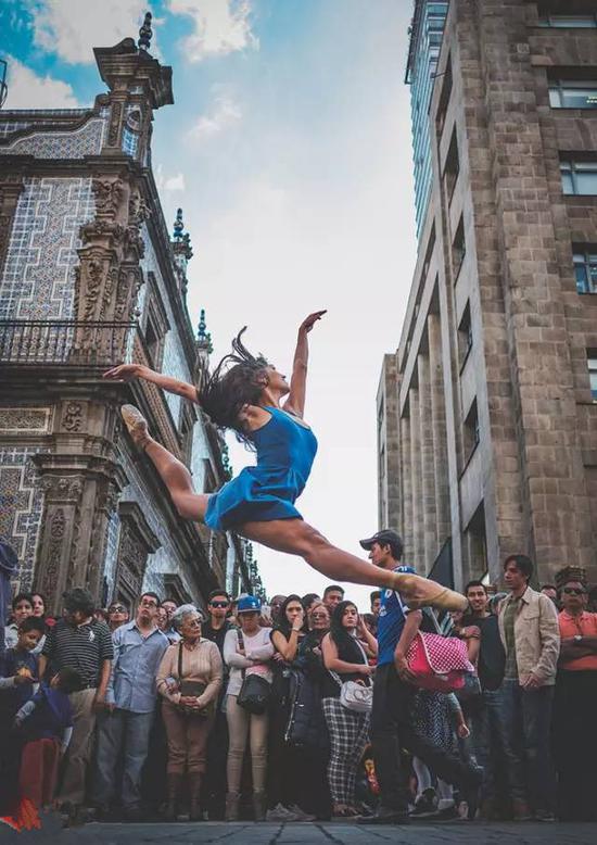 墨西哥的街头的芭蕾舞者 就是这么的霸气(图)|