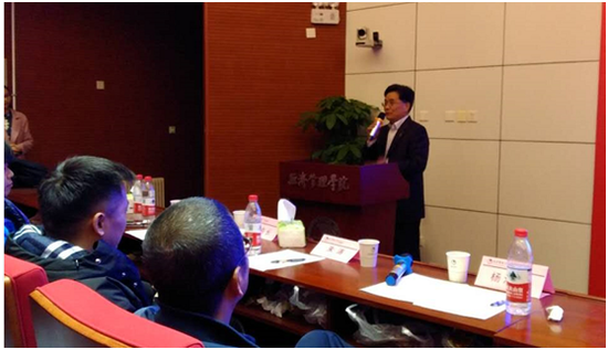 图4：闫长乐教授为各个创业实践团队精彩点评