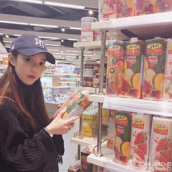 重师校花晒休闲写真 网友称酷似朴信惠