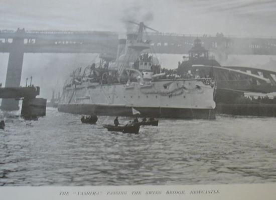 日本舰队的八岛号穿越纽卡斯尔的旋桥