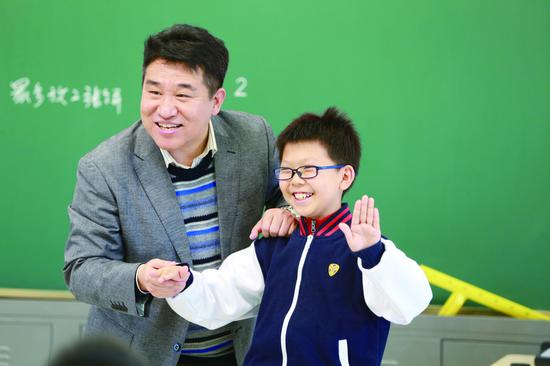 数学课上，老师借用“做烙饼”讲统筹与规划。 摄/通讯员 朱博