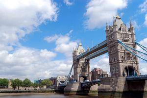 英内阁拟推“两级制”签证 限制欧盟移民入英