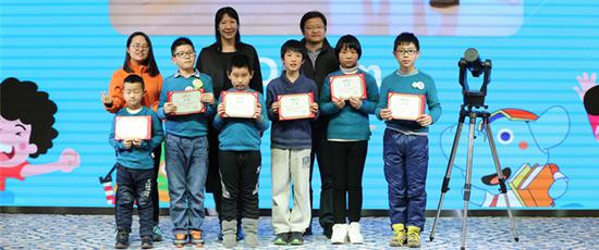 中国宋庆龄基金会基金部部长唐九红、作业盒子联合创始人贾晓明，为“数学之光”大脑竞技营团队第一名获奖学生颁奖