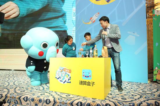 美国加州大学伯克利分校物理博士戴星灿，为“数学之光”孩子们带来了一场精彩的科学实验课。