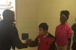 美小学教师自创个性舞蹈击掌 帮助学生提神