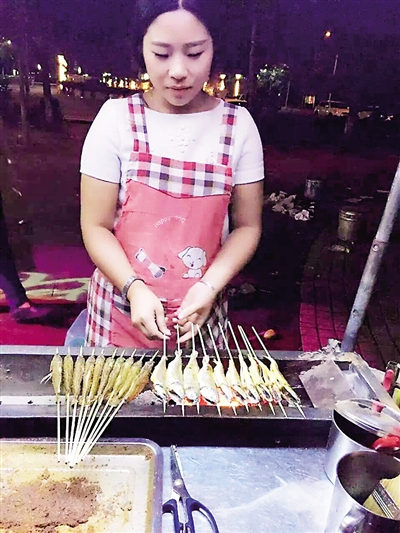 张霞正在烤制小黄鱼,味道让不少永川人赞不绝口。