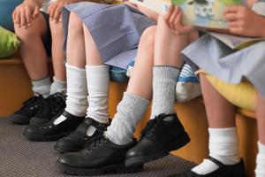 英国一小学鼓励学生光脚上课 学生课堂表现更出色