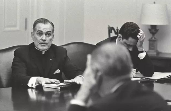 西奥多·赫斯伯格（Theodore Hesburgh）牧师