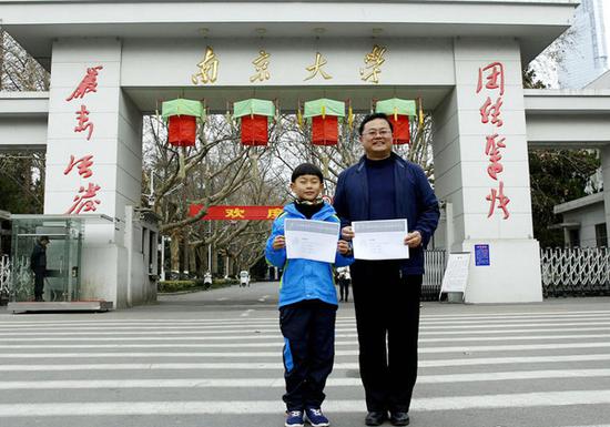 8岁裸跑弟报考南大 与50岁父亲做同学