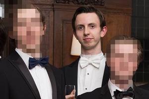 剑桥大学高材生在流浪汉面前火烧纸币遭非议